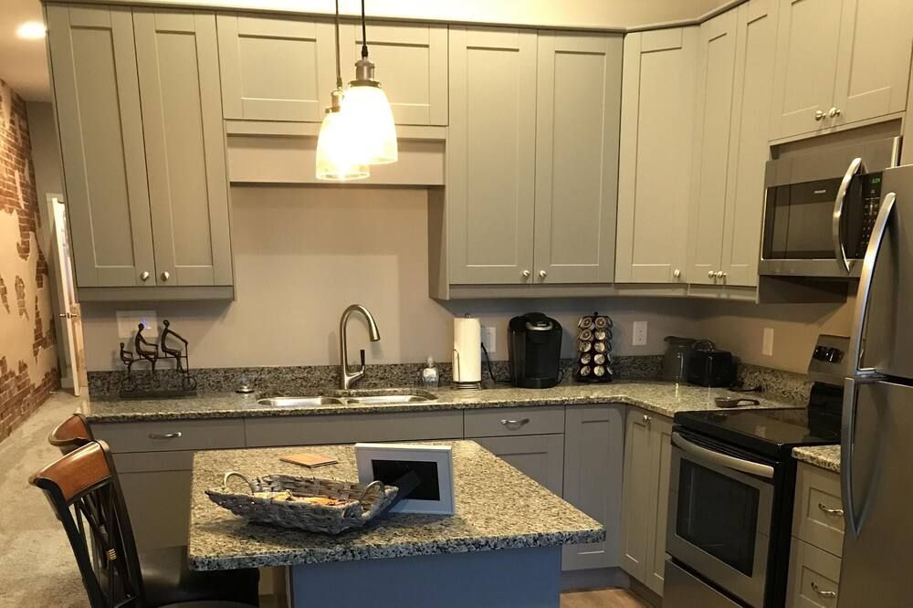 Experience the Lofts-Colborn suite in beautiful southeast kansas town of Iola, - Iola - Kitchen