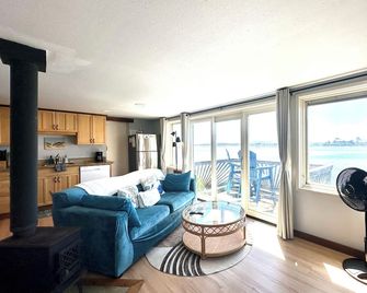 Romantic King Bed Studio ~ Perched Over The Water! Stunning Views Bodega Bay - Bodega Bay - Wohnzimmer