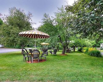 Picket Fence Motel - Saint Andrews - Innenhof