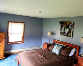 Wine Trail Apartment (pet friendly) - 4bd/2ba - Trumansburg - Bedroom