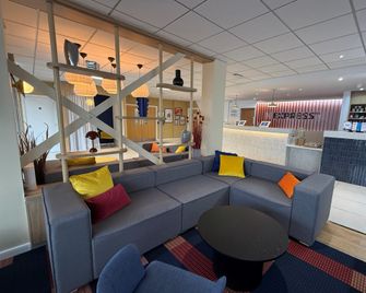 Holiday Inn Express Nuneaton By IHG - Nuneaton - Area lounge