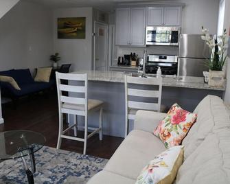 Renovated One Bedroom Apt. in Historic District - Washington D. C.