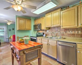 Vibrant Rockledge Home about 2 Mi to Cocoa Village! - Rockledge - Kitchen