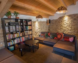 Beautifully restored farmhouse in the centre of a mountain biking paradise - Vilamitjana - Sala de estar