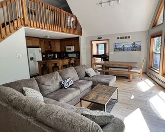 Gorgeous Chalet in the Perfect Setting, Truly One of the Poconos Best - Lake Harmony - Salon