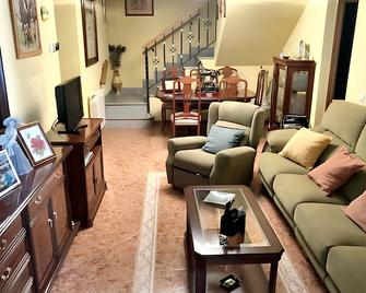 3 Bedrooms House With Furnished Terrace - Madrigal de las Altas Torres - Sala de estar