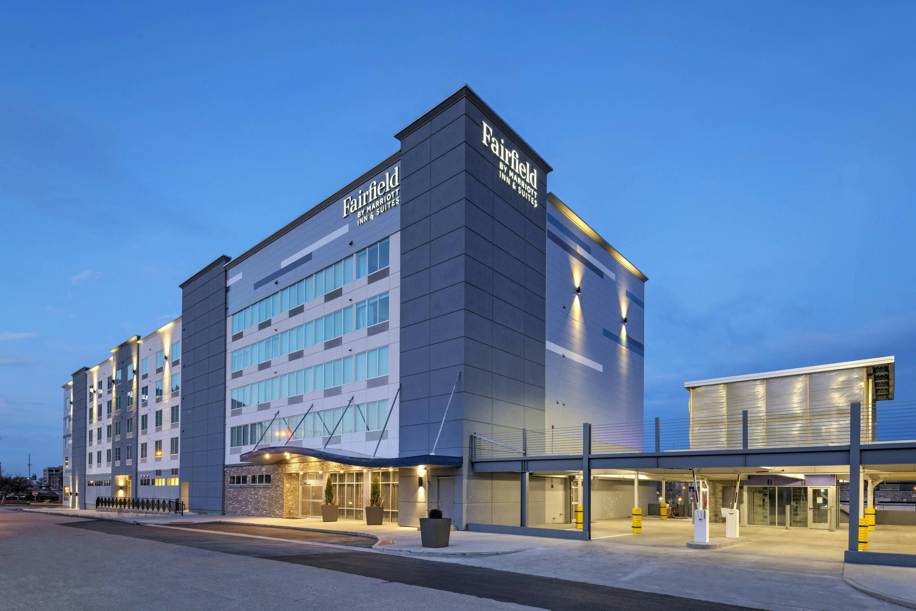 Fairfield by Marriott Inn & Suites St. Louis Downtown - St. Louis - Building
