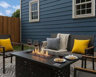The Kenneth Manor: Back Unit - Savannah - Patio