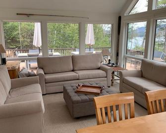 Winter fun in the lakes region of New Hampshire - EV charger, hot tub, fire pit - Hebron - Living room