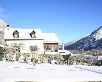 House with large, quiet garden and beautiful mountain views - Antignac - Edificio