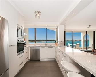 Beaconlea Tower Apartments - Labrador - Kitchen