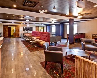 Holiday Inn Express Hutchinson By IHG - Hutchinson - Lounge
