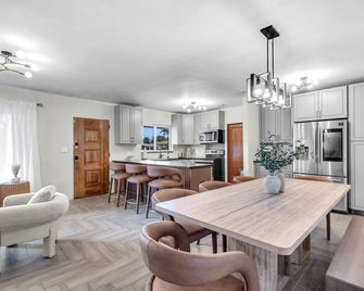 Biscayne River Home: Pool Pickleball Fun - North Miami - Dining room