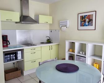 Quiet, air-conditioned T2 apartment with terrace and parking, close to Lamalou les bains. - Hérépian - Cocina