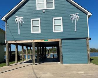 Home on Colorado River 2 miles to beach - Matagorda - Building
