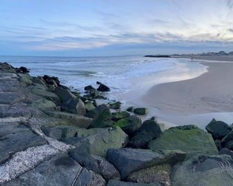 Desirable Beach House & Full Backyard with 6 beachtags. Driveway fits 4 Cars! - Bradley Beach - Beach