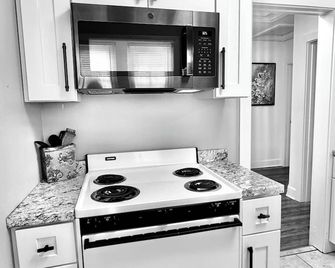 Beach Cottage With Porch /60 Seconds To The Water - Saint Pete Beach - Kitchen