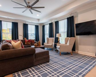 Norton, Petfriendly, Bourbon, Wifi, Downtown, Shop Local Dining, Fully Loaded - Prospect - Sala de estar