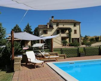 Country House Binnella - Cingoli - Басейн