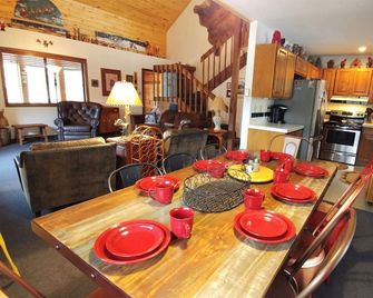 Birds and Bears Retreat - Red River - Dining room