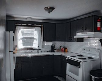 1bd apt, 2 min walk to Albany med, off street parking and washer/dryer - Albany - Kitchen