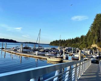 Private Hot Tub | Brand New! Walk to beach - Shelton