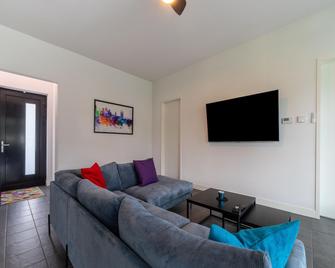 Villa With Covered Terrace And Jetty On The Water - Zeewolde - Sala de estar