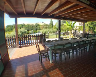 Casale Terra e Sole, private pool, Jacuzzi, 9 bedrooms, 22 people, - Montegranaro - Patio