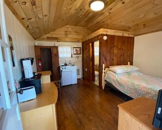 Lakefront Yellow Cottage - Northwood - Habitación