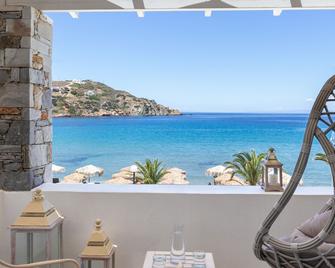 Blue Harmony Hotel - Kini - Balcón
