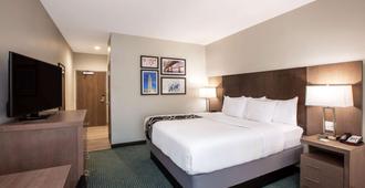 La Quinta Inn & Suites by Wyndham Lafayette Oil Center - Lafayette - Bedroom