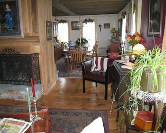 Captain Grant's 1754 - Poquetanuck - Living room