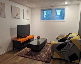Charming room in Valleyfield - 1 hour from Montreal - Salaberry-de-Valleyfield - Living room