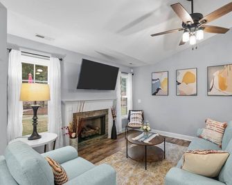 The Oasis.3BR Entire unit with Private Yard - New Bern - Wohnzimmer