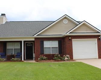 Charming 3-bedroom house with WiFi, AC in lovely Warner Robins - Warner Robins - Building