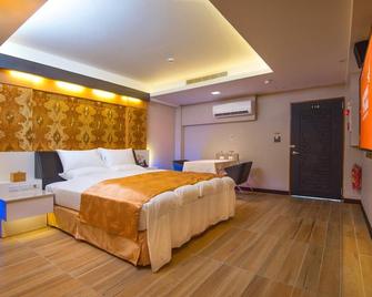 M Garden Business Hotel - Tainan - Schlafzimmer