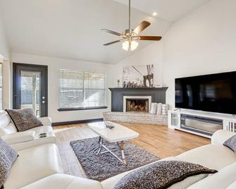 Family-Friendly Ocean Springs Home Grill, Hot Tub - Ocean Springs - Sala de estar