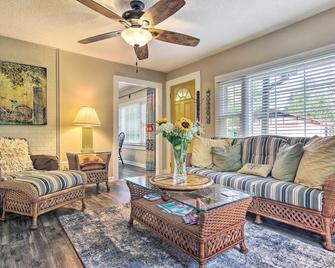 Shaw Creek Cottage with Fire Pit and Forest Views - Hendersonville - Living room