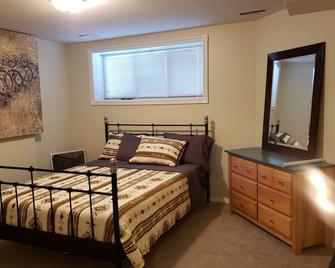 Walkout Garden 1-bedroom in Grande Prairie AC, WiFi, laundry, parking space - Grande Prairie - Bedroom