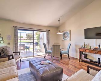 Patio, Grill and Resort Perks Palm Desert Home - Palm Desert - Living room