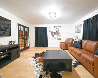 Western-Themed Suite with Full Bath & Kitchenette – Cozy, Rustic Getaway! - Liberty - Living room