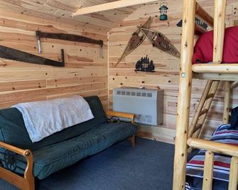 Henry's Cabin - Johnswood Off Grid Cabins on Drummond Island - Drummond - Sala de estar