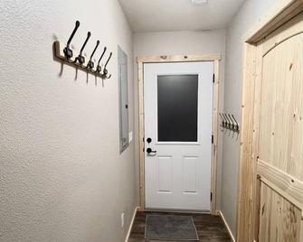 2 Bedroom / 2 Bath Cabin with Lots of Parking for Boat, Snow Mobile and ATV's - Detroit - Pasillo