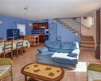 Nice Home In Vnjan With 3 Bedrooms - Vénéjan - Sala de estar