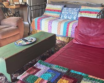 “LaLa’s Place”Cozy, conveniently located country cottage, pets, carport,fire pit - Maryville - Sala de estar