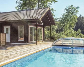 Amazing home in Dalsjöfors with sauna - Dalsjöfors - Piscina