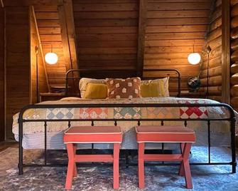 Luxe Log Cabin W New Heated Saltwater Pool - Ellenville - Habitación