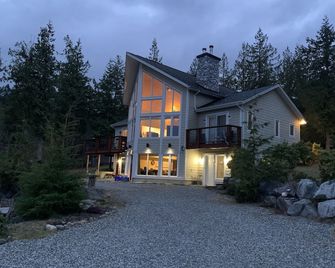 North of Soames Hill Cabin - Gibsons - Building