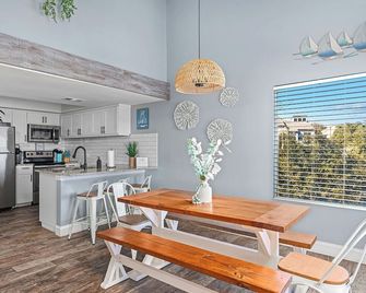 Cozy Waterfront/Amazing Views/'Paradise Point' in Point Venture! - Lakeway - Kitchen