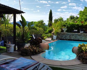Charming gîte with swimming pool in the Estérel region, near the Côte d'Azur - Les Adrets-de-l'Estérel - Piscina
